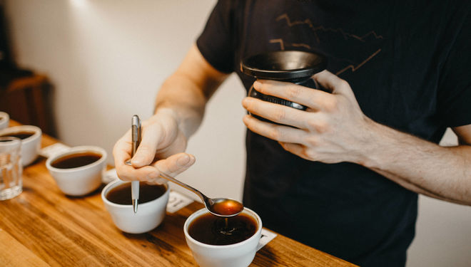 Provedeme vás domácím cuppingem krok za krokem.