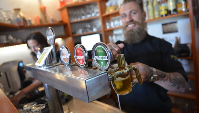 Pivo je třeba umět správně natočit.