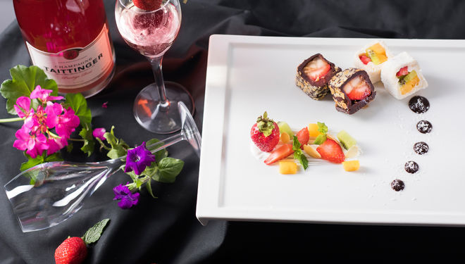 White orchid a chocolate domino - Kombinace dvou nejoblíbenějších sladkých sushi
dezertů s čokoládou a kokosem.