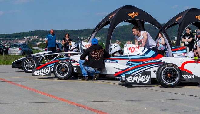 nastartujte motory