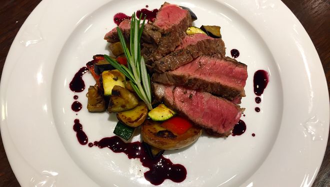 Rib eye steak se středomořskou zeleninou a dresinkem z červeného vína