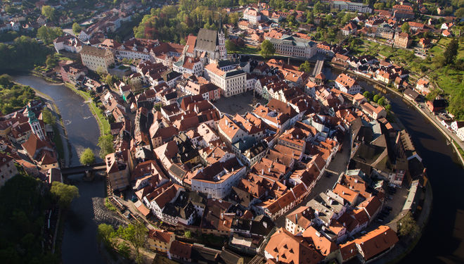 Úchvatný pohled na historické centrum Českého Krumlova.
