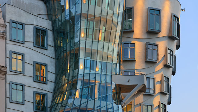 Můžete obdivovat jedinečnou architekturu Tančícího domu.
