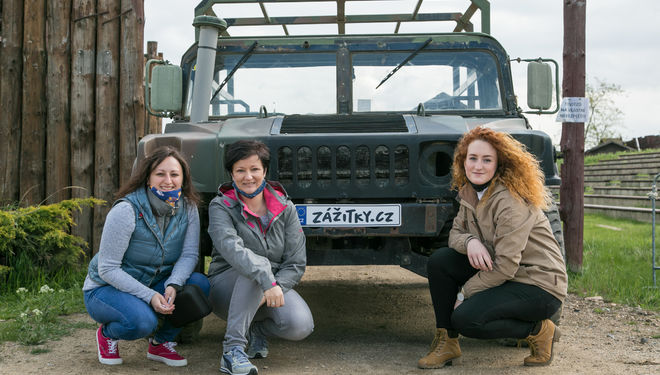 Čeká vás parádní jízda v Hummeru H2 a v Humvee.