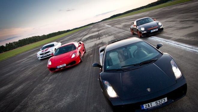 Všechny supersporty pohromadě (ale pozor, Lambo máme už oranžové a Ferrari černé :)