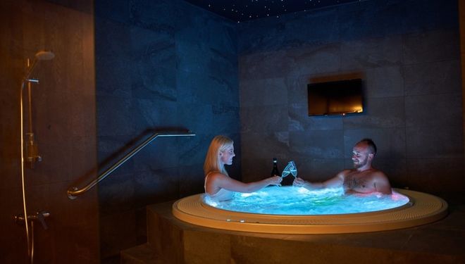 Užijte si privátní vířivku v hotelovém wellness.
