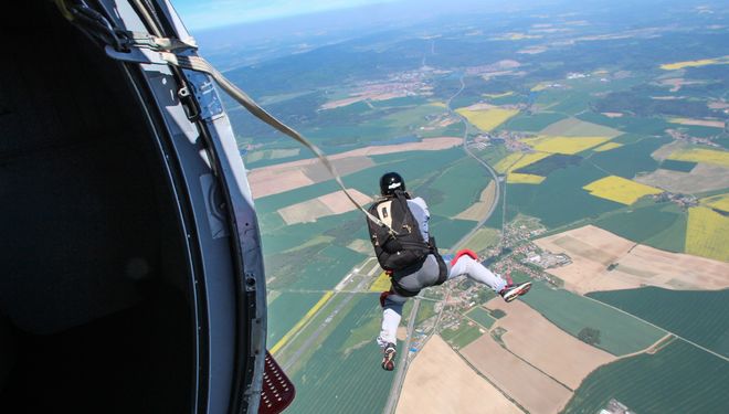 Vyskočit z letadla je to nejtěžší, zbytek už zařídí gravitace :)