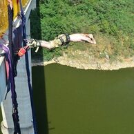 Martin Šauer (České Budějovice, 27) na bungee skoku do houpačky