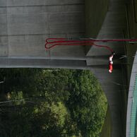 Ondřej Dědič (Jablonec nad Nisou, 23) na bungee jumpingu z mostu