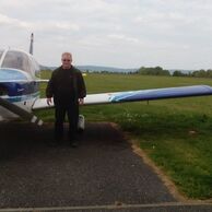 Libor Šedivý (Měchenice, 55) na vyhlídkovém letu v Piperu