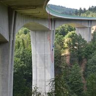 Jindřich Chyba (Široké Třebčice, 18) na bungee jumpingu z mostu