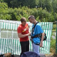 Jindřich Chyba (Široké Třebčice, 18) na bungee jumpingu z mostu