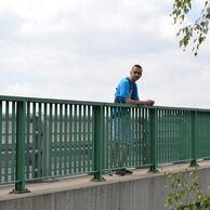Jindřich Chyba (Široké Třebčice, 18) na bungee jumpingu z mostu
