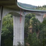 Jindřich Chyba (Široké Třebčice, 18) na bungee jumpingu z mostu