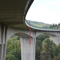 Jindřich Chyba (Široké Třebčice, 18) na bungee jumpingu z mostu