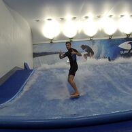 Ivan Orlov (Praha, 24) na surfařském simulátoru