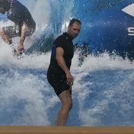 Bronislav Grmolec (Hovorany, 39) na surfařském simulátoru