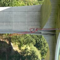 Tomáš Karel (Neratovice-Lobkovice, 19) na bungee jumpingu z mostu