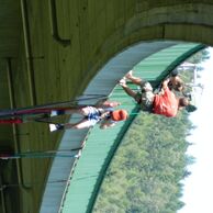 Tomáš Karel (Neratovice-Lobkovice, 19) na bungee jumpingu z mostu