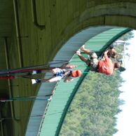 Tomáš Karel (Neratovice-Lobkovice, 19) na bungee jumpingu z mostu