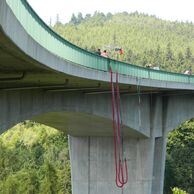 Tomáš Karel (Neratovice-Lobkovice, 19) na bungee jumpingu z mostu