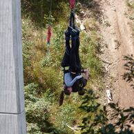 účastník zážitku (Praha, 17) na bungee jumpingu ve dvou