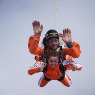 Lenka Mechlová (Frenštát pod Radhoštěm, 28) na tandemovém sekoku padákem