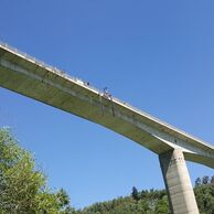 Olga Datsenko (Praha, 28) na bungee jumpingu z mostu