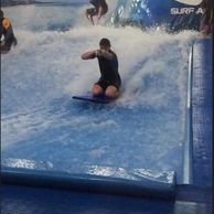 Aleš Čurda (Karlovy Vary, 19) na surfařském simulátoru