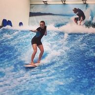 Vlasta Šťovíčková (Praha, 33) na surfařském simulátoru