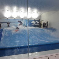 účastník zážitku (Ledeč nad Sázavou, 31) na surfařském simulátoru