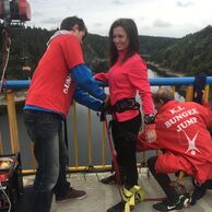 Veronika Hajdová (Liberec, 30) na bungee jumpingu z mostu