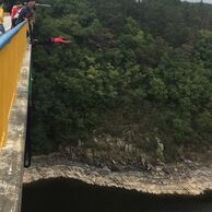 Veronika Hajdová (Liberec, 30) na bungee jumpingu z mostu