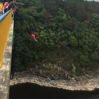 Veronika Hajdová (Liberec, 30) na bungee jumpingu z mostu