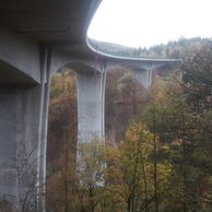 Tomáš Lepey (Chomutov, 21) na bungee jumpingu z mostu