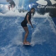 Kristýna Matějková (Nové Strašecí, 20) na surfařském simulátoru