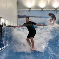 účastník zážitku (Praha, 36) na surfařském simulátoru