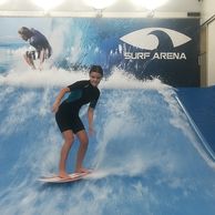 účastník zážitku (Krupka, 16) na surfařském simulátoru