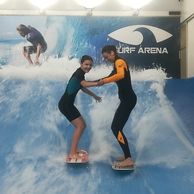 účastník zážitku (Krupka, 16) na surfařském simulátoru