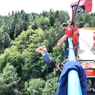 Šárka Bindrová (Plzeň, 19) na bungee jumpingu z mostu