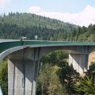 účastník zážitku (Slaný, 24) na Bungee jumping z mostu ve dvou