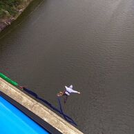 účastník zážitku (Praha, 18) na bungee jumpingu z mostu
