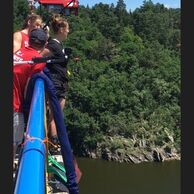 účastník zážitku (Červená vida, 24) na bungee skoku do houpačky