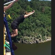 účastník zážitku (Červená vida, 24) na bungee skoku do houpačky