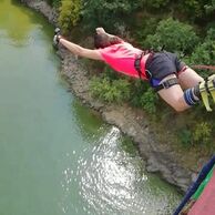 účastník zážitku (Hradec Králové, 25) na bungee jumpingu