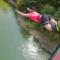 účastník zážitku (Hradec Králové, 25) na bungee jumpingu z mostu