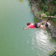 účastník zážitku (Hradec Králové, 25) na bungee jumpingu z mostu