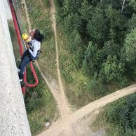 Stella Stručková (Karlovy Vary, 22) na bungee jumpingu z mostu