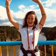 účastník zážitku (Stříbro, 18) na bungee jumpingu z mostu