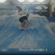 účastník zážitku (Bezděkov nad Metují, 49) na surfařském simulátoru